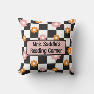 Coussin Coin de lecture à carreaux noir et blanc fleuri