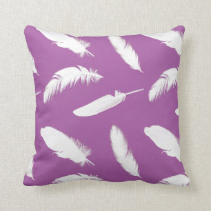 Coussin Copie de plume blanche sur le pourpre d'améthyste