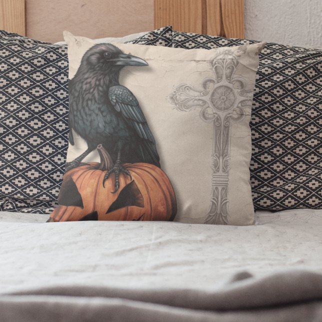 Coussin Corbeau sur Jack-o'-lantern | Style victorien (Raven on Jack o Lantern with faded spooky cross throw pillow for Halloween and scary decor. )
