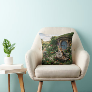 Coussin Corgi lisant le journal local dans le jardin