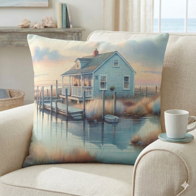 Coussin Cottage côtier au marais au lever du soleil (Coastal Cottage at Sunrise Marsh Throw Pillow On Chair)