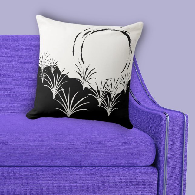 Coussin Coucher de soleil minimaliste de plage noire et bl (Minimalist Black & White Beach Sunset Throw Pillow)