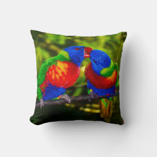Coussin Couple coloré de perroquets de baiser