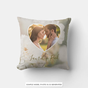 Coussin Couple de roses blanches rêveuses dans une photo d