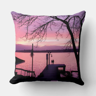 Coussin Couple en silhouette sur quai avec ciel de soleil