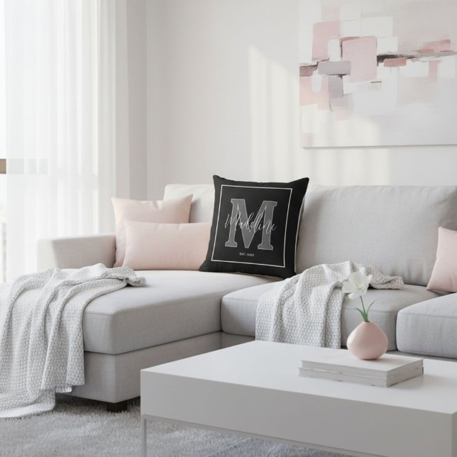 Coussin Custom name monogram typography black and white (Créateur téléchargé)
