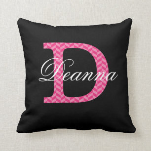 Coussin D Monogramme Chevron Rose Chaud Avec Nom En Noir