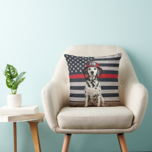 Coussin Dalmatien portant un casque de pompier