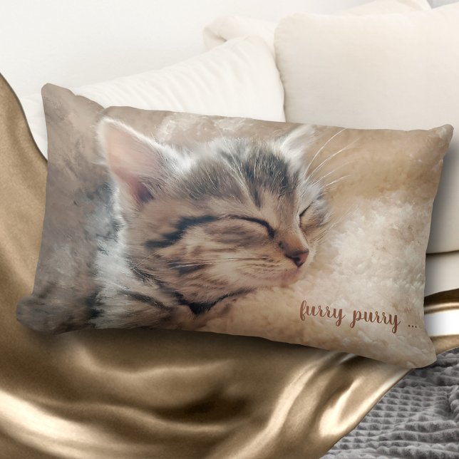Coussin d'art raffiné Furry Purry Kitty (Personalized pillow featuring a painted cute kitty sleeping on fluffy background)