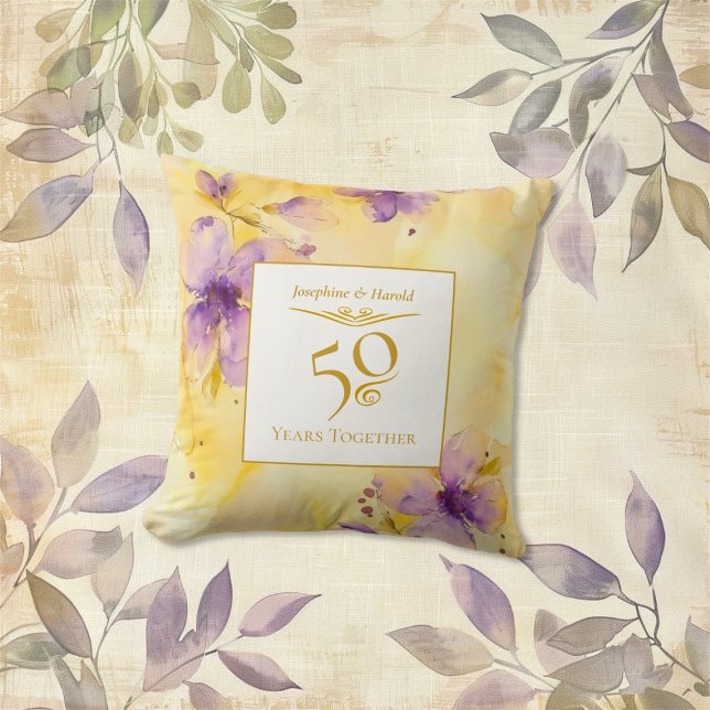 Coussin de jeté pour les 50 ans de mariage Violets (Violets gold 50th Wedding Anniversary pillow)