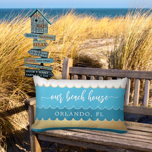 Coussin de la maison de plage Gold Turquoise Waves (An elegant wave striped pillow in teal, blue, gold and white - nice for a beach house, coastal home)