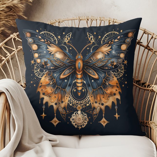 Coussin de lancer Lune Dorée de Papillon Céleste (Celestial Moth – Golden Moon Throw Pillow in a boho rattan armchair.)
