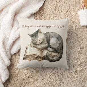 Coussin de lecture confortable avec chaton dormant