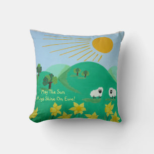 Coussin de mignons moutons avec des arbres des collines de