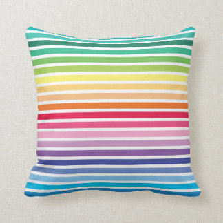 Coussin de motif de rayures d'arc-en-ciel