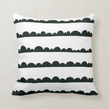 Coussin de nuages noirs et blancs