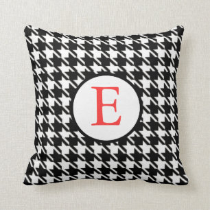 Coussin de pied-de-poule avec l'initiale