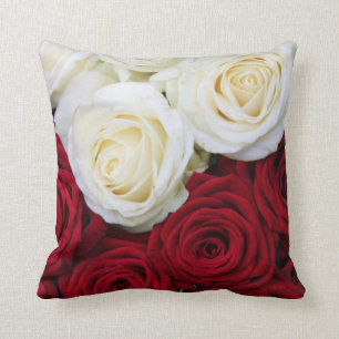 Coussin de rose rouge et blanc