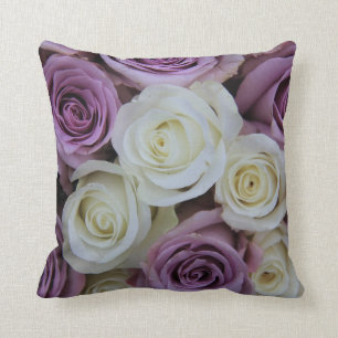 Coussin de roses pourpres et blancs