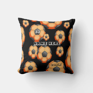 Coussin de soccer orange et noir avec le nom du jo