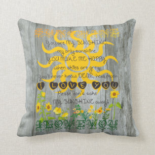 Coussin de soleil avec l'arrière - plan de bois d