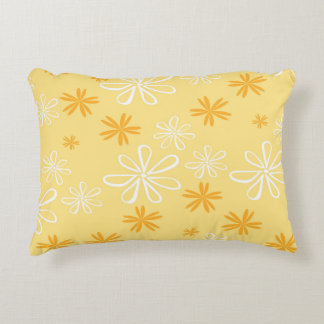 coussin décoratif à motif floral blanc et marron