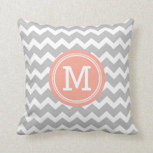 Coussin décoratif de monogramme gris de corail de