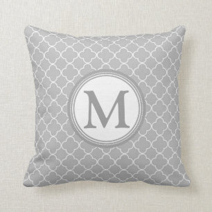 Coussin décoratif de monogramme gris de Quatrefoi