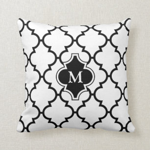 Coussin décoré d'un monogramme de motif noir bla