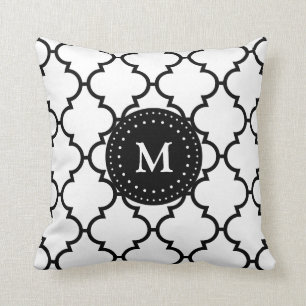 Coussin décoré d'un monogramme de motif noir blanc