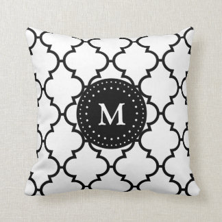 Coussin décoré d'un monogramme de motif noir blanc