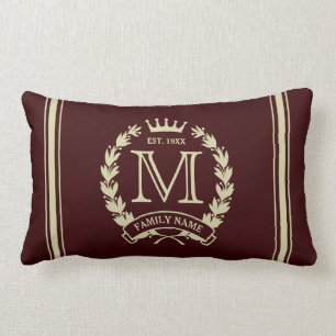 Coussin décoré d'un monogramme initial fait sur
