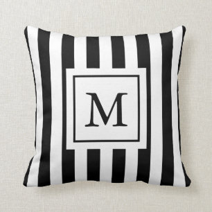 Coussin décoré d'un monogramme rayé