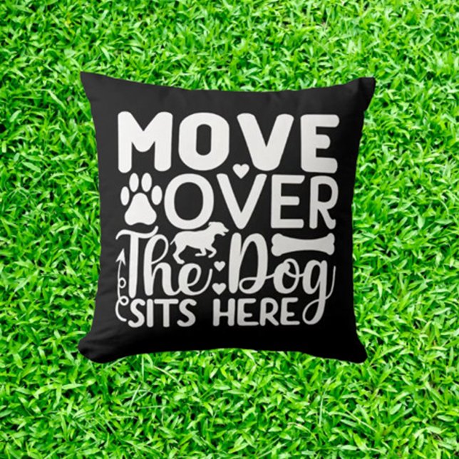 Coussin Déplacer le chien assis ici thème noir (Add comfort and style to your space with the "Move over the dog sits here" black theme throw pillow.)