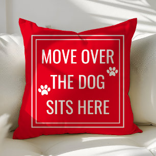 Coussin Déplacez-vous le chien s'assoit ici drôle de rouge