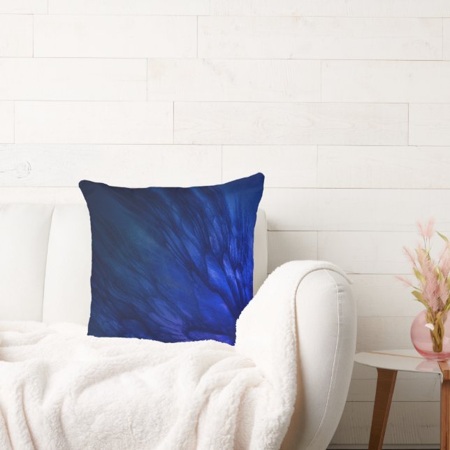 Coussin Des ailes mystiques aux plumes bleues profondes (Canapé)