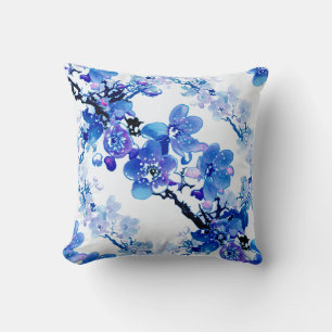 Coussin Des fleurs d'abricot en bleu sur un arrière - plan