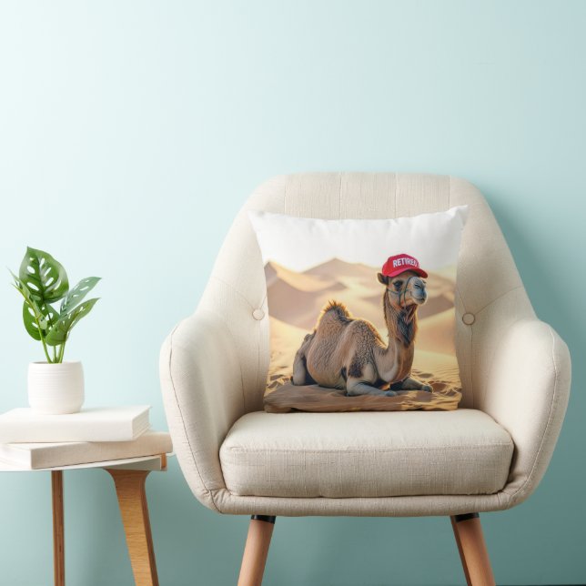 Coussin Desert Camel Wearing a Red Retired Cap (Chaise)
