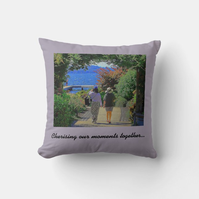 Coussin Deux Femmes Marchant - Moments Charmants Ensemble  (Recto)
