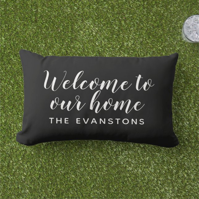 Coussin D'extérieur Bienvenue en noir moderne Accueil Nom personnalisé (Herbe)