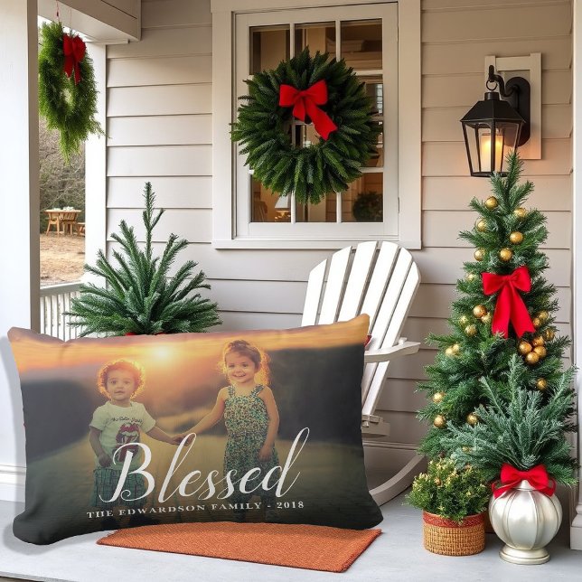 Coussin D'extérieur Créez vos propres vacances Bénie photo extérieure (Create your own holidays Blessed photo outdoor Lumbar Pillow. Pretty pillow to decorate your porch.)