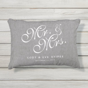 Coussin D'extérieur Initiales de toile grises M. et Mme Wedding Pillow