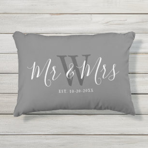 Coussin D'extérieur Jeunes mariés M. Et Mme Gray White Script Monogram