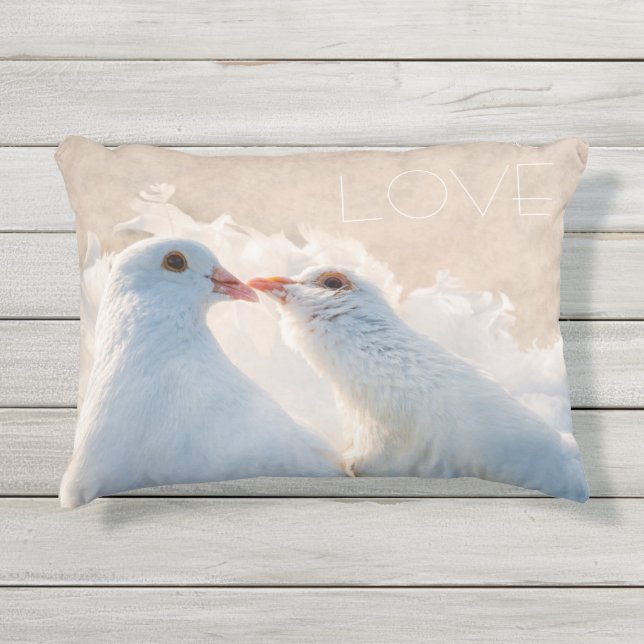 Coussin D'extérieur Kissing Doves Love personnalisable (Devant)