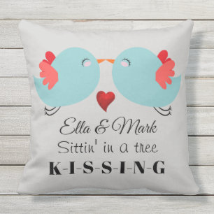 Coussin D'extérieur Les oiseaux de baiser mignons ont personnalisé le