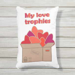 Coussin D'extérieur Mes trophées d'amour dans une boîte pleine de coeu
