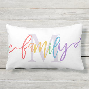 Coussin D'extérieur Monogramme de la famille de scripts arc-en-ciel