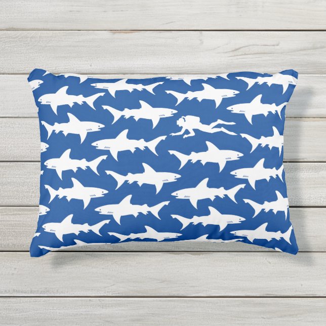 Coussin D'extérieur Plongeur dans une école des requins bleus et de (Devant)