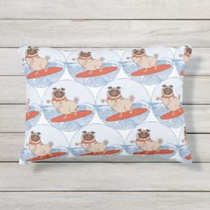 Coussin D'extérieur Vague à cheval heureux chien de carlin sur la plan