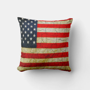 Coussin drapeau de l'Amérique vintage sur un mur fissuré